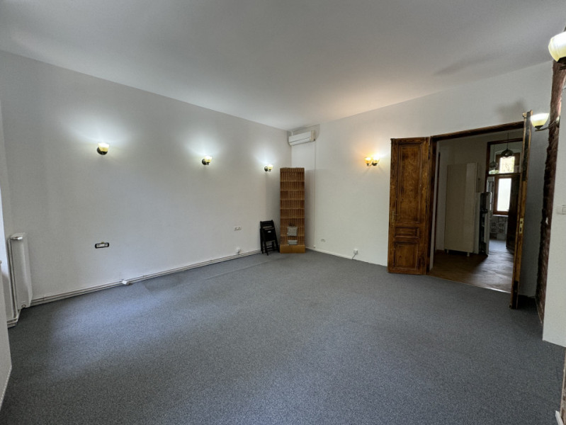 Apartament foarte spatios, vis-a-vis de parcul Regina Maria