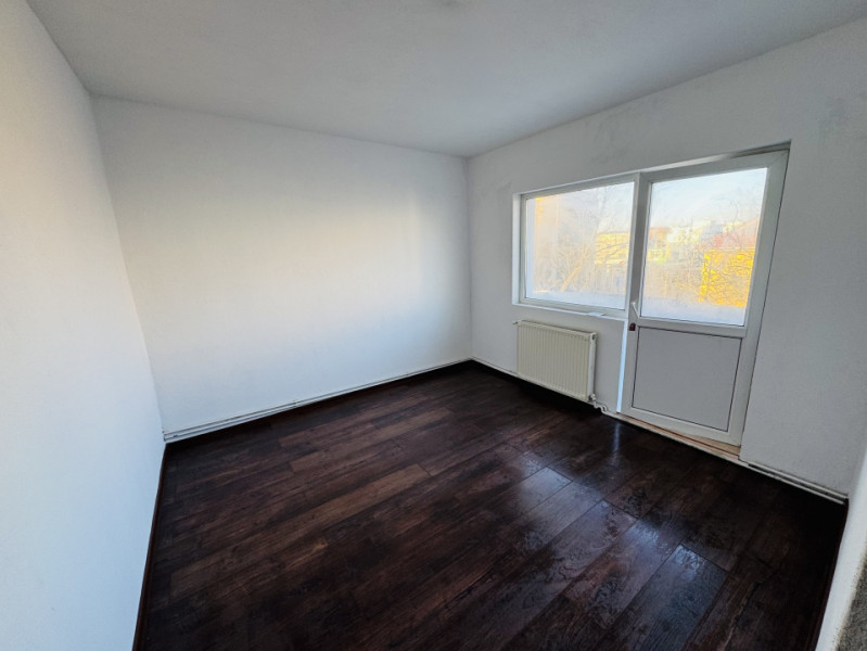 Apartament 3 camere renovat, decomandat, zona Lipovei, strada Holdelor nr. 12.