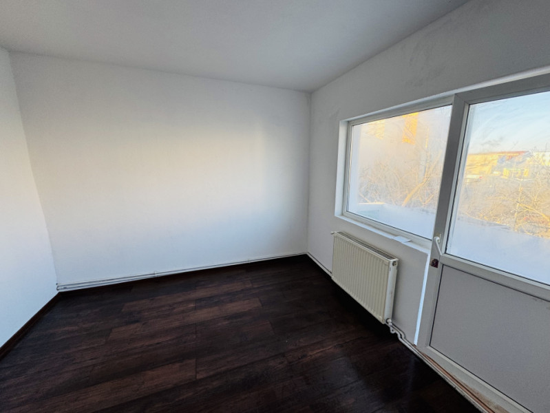 Apartament 3 camere renovat, decomandat, zona Lipovei, strada Holdelor nr. 12.