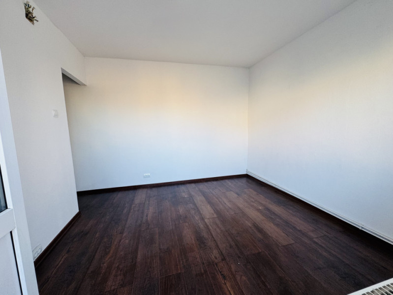 Apartament 3 camere renovat, decomandat, zona Lipovei, strada Holdelor nr. 12.