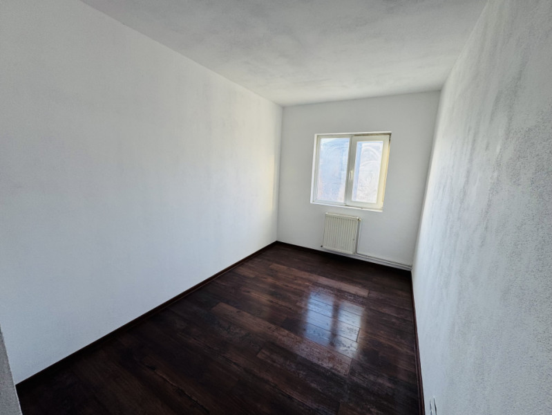 Apartament 3 camere renovat, decomandat, zona Lipovei, strada Holdelor nr. 12.