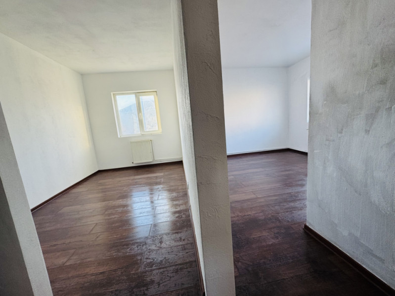 Apartament 3 camere renovat, decomandat, zona Lipovei, strada Holdelor nr. 12.