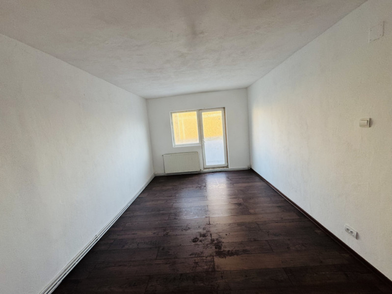 Apartament 3 camere renovat, decomandat, zona Lipovei, strada Holdelor nr. 12.