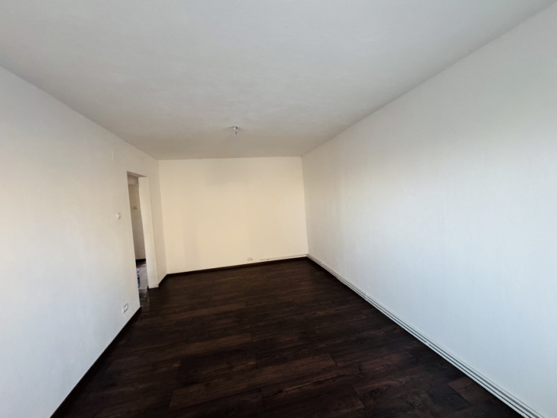 Apartament 3 camere renovat, decomandat, zona Lipovei, strada Holdelor nr. 12.