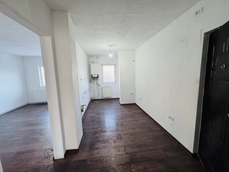 Apartament 3 camere renovat, decomandat, zona Lipovei, strada Holdelor nr. 12.