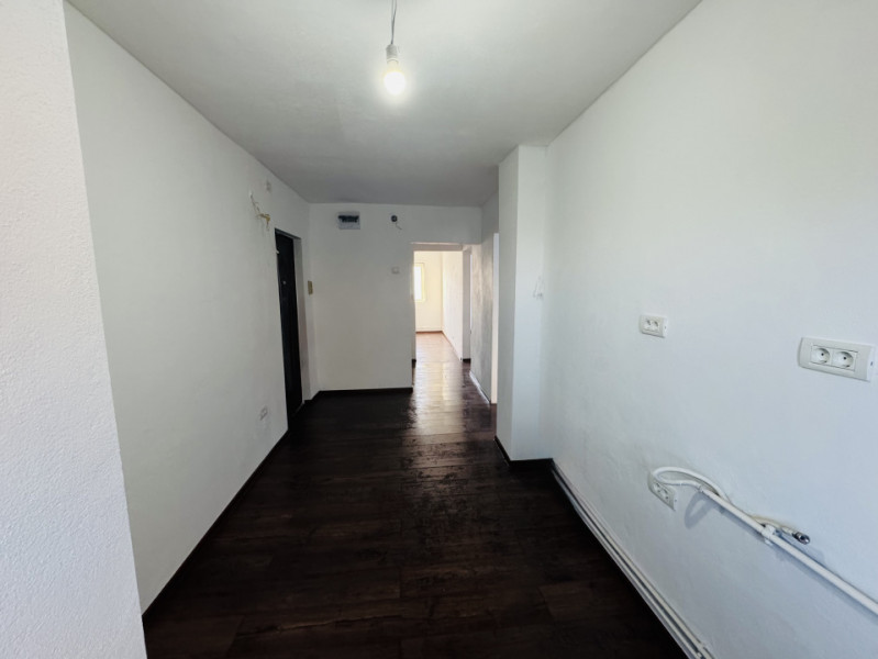 Apartament 3 camere renovat, decomandat, zona Lipovei, strada Holdelor nr. 12.