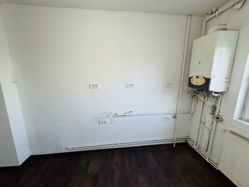 Apartament 3 camere renovat, decomandat, zona Lipovei, strada Holdelor nr. 12.