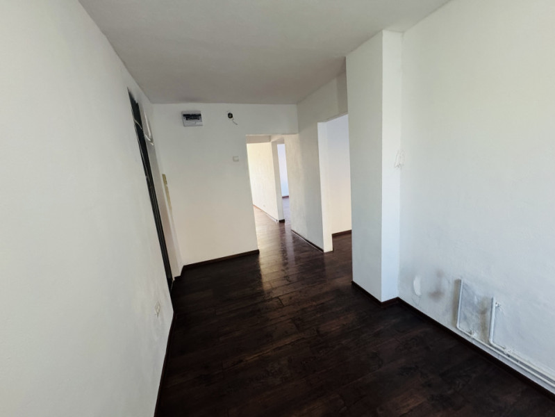 Apartament 3 camere renovat, decomandat, zona Lipovei, strada Holdelor nr. 12.