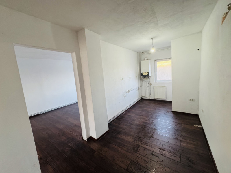 Apartament 3 camere renovat, decomandat, zona Lipovei, strada Holdelor nr. 12.