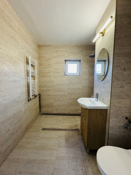 Apartament 3 camere renovat, decomandat, zona Lipovei, strada Holdelor nr. 12.