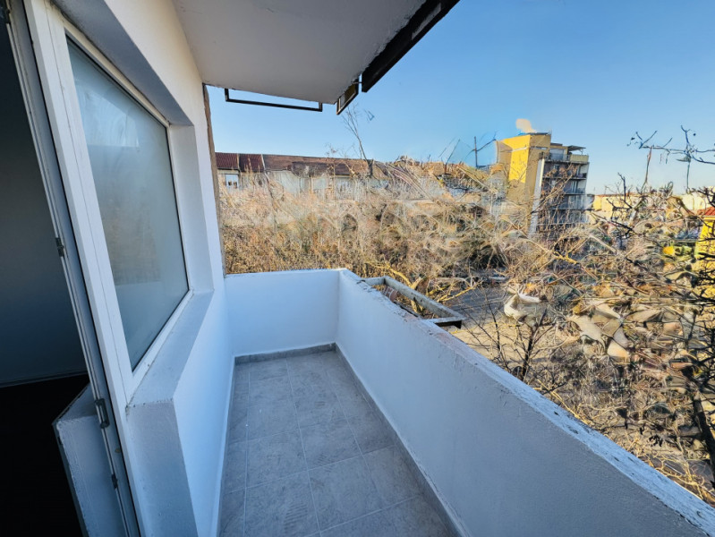 Apartament 3 camere renovat, decomandat, zona Lipovei, strada Holdelor nr. 12.